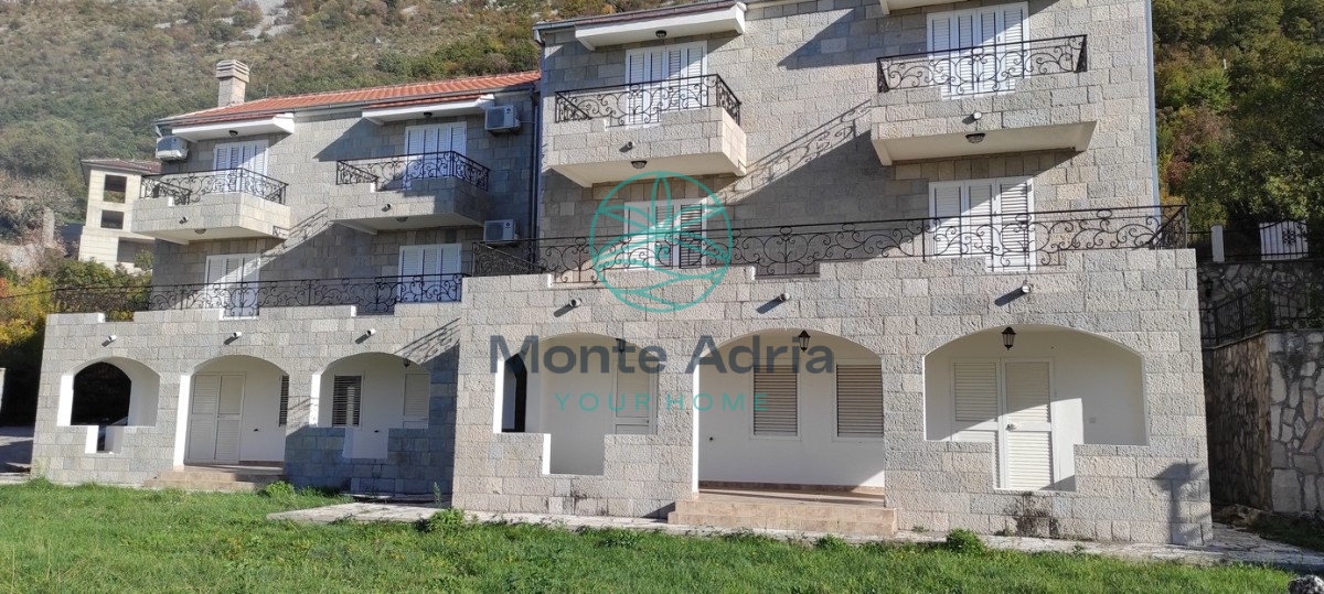 Prodaju se kuce od po 285m2 u Blizikucama, u blizini Sv. Stefana