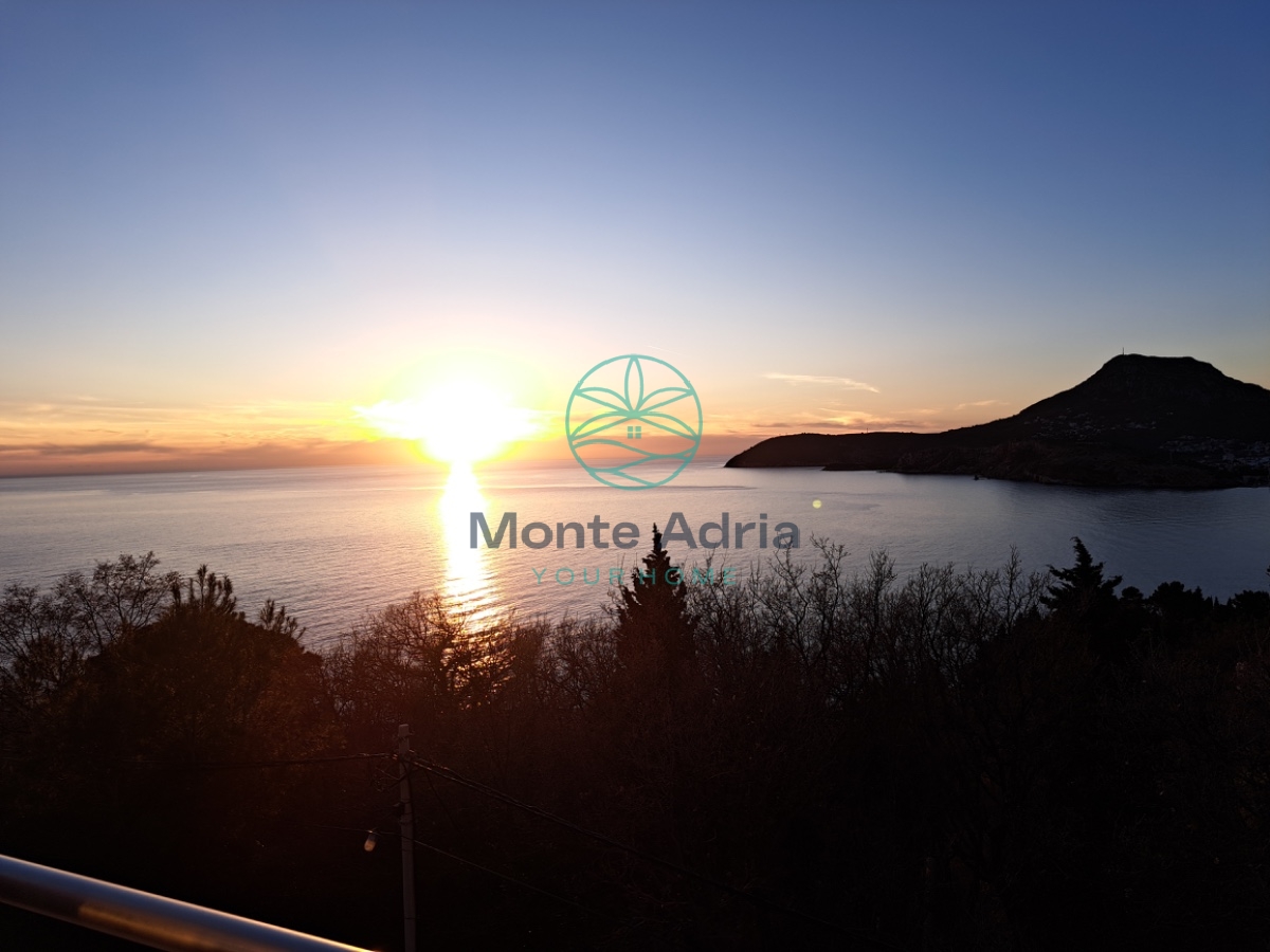Prodaja kuce povrsine 422m2 u Sutomoru, blizina Bara i Petrovca