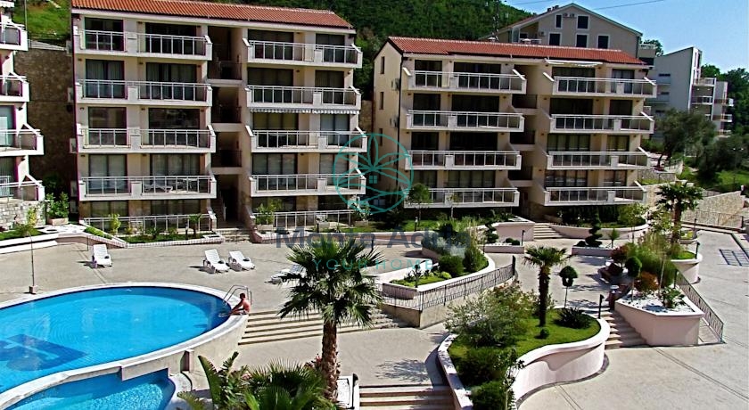  Prodaja stana povrsine 67m2 u luksuznom kompleksu sa bazenom, u mjestu Przno nadomak Budve