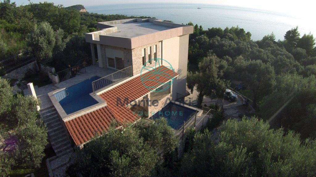 Prodaja luksuznog duplex stana povrsine 119m2 u blizini Budve i Svetog Stefana