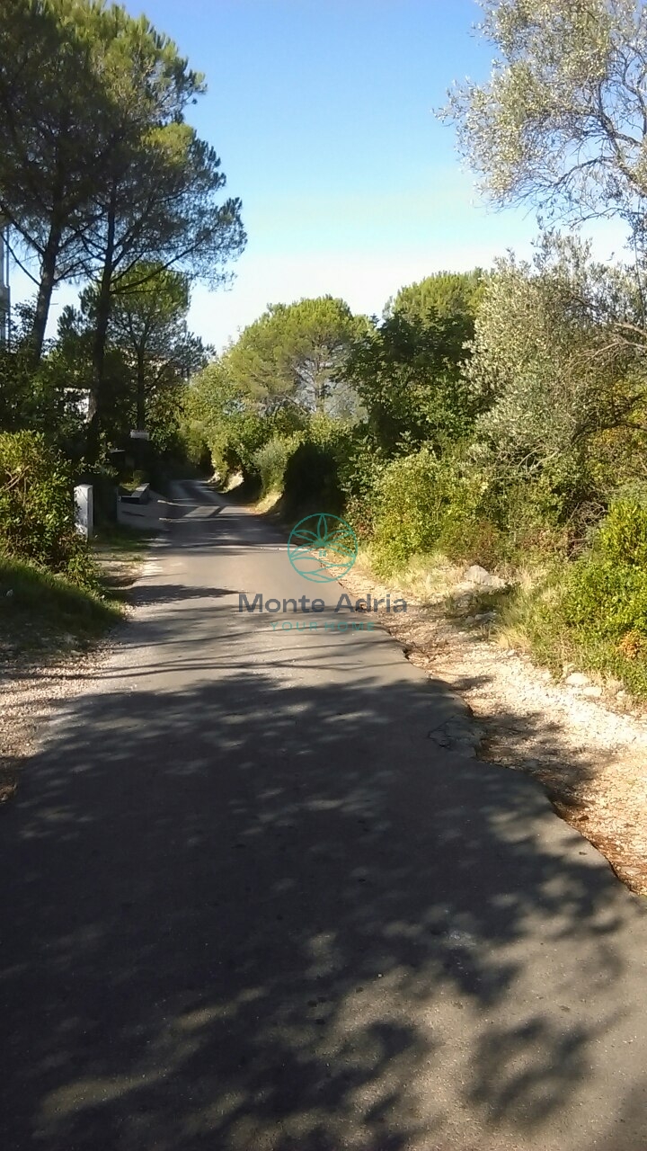 Prodaja neurbanizovanih placeva razlicitih povrsina od 1.078m2 do 40.000m2 na poluostrvu Lustica, u blizini plaze Zanjice i plave spilje.